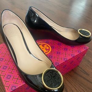 Tory Burch Twiggie wedge in black patent. Size 8.